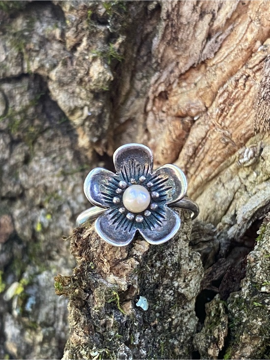 925 Sterling Silver Jewelry - Sterling Silver Floral Ring with White Central Pearl Petunia Pansy Daisy 🌼